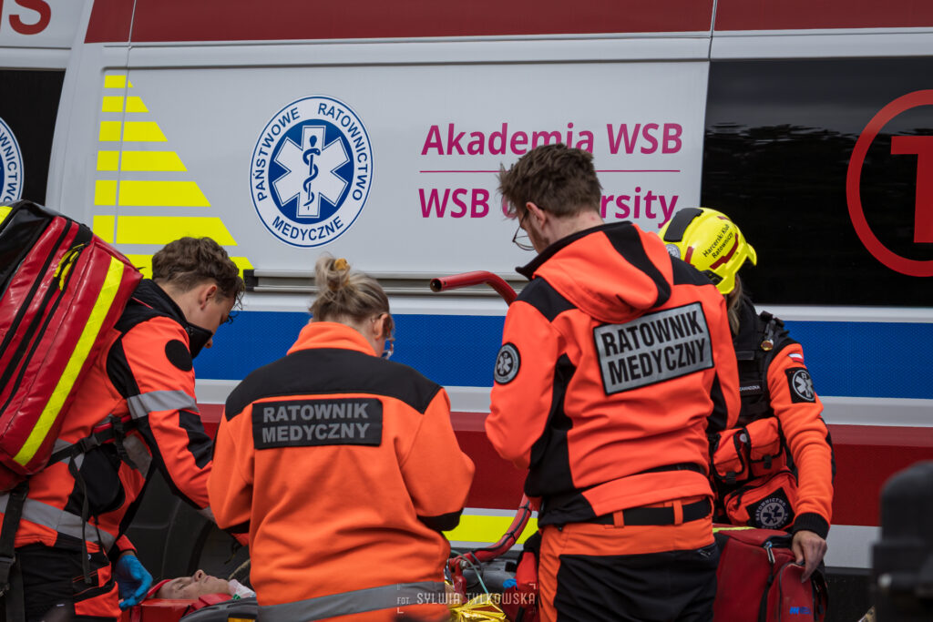 Karetka Akademii WSB i ratownicy medyczni podczas Pogoria Alert